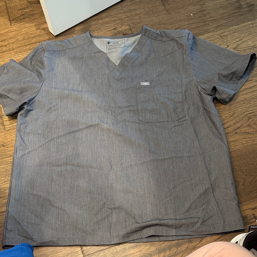 Figs Men’s V-Neck Scrub Top - Heather Gray